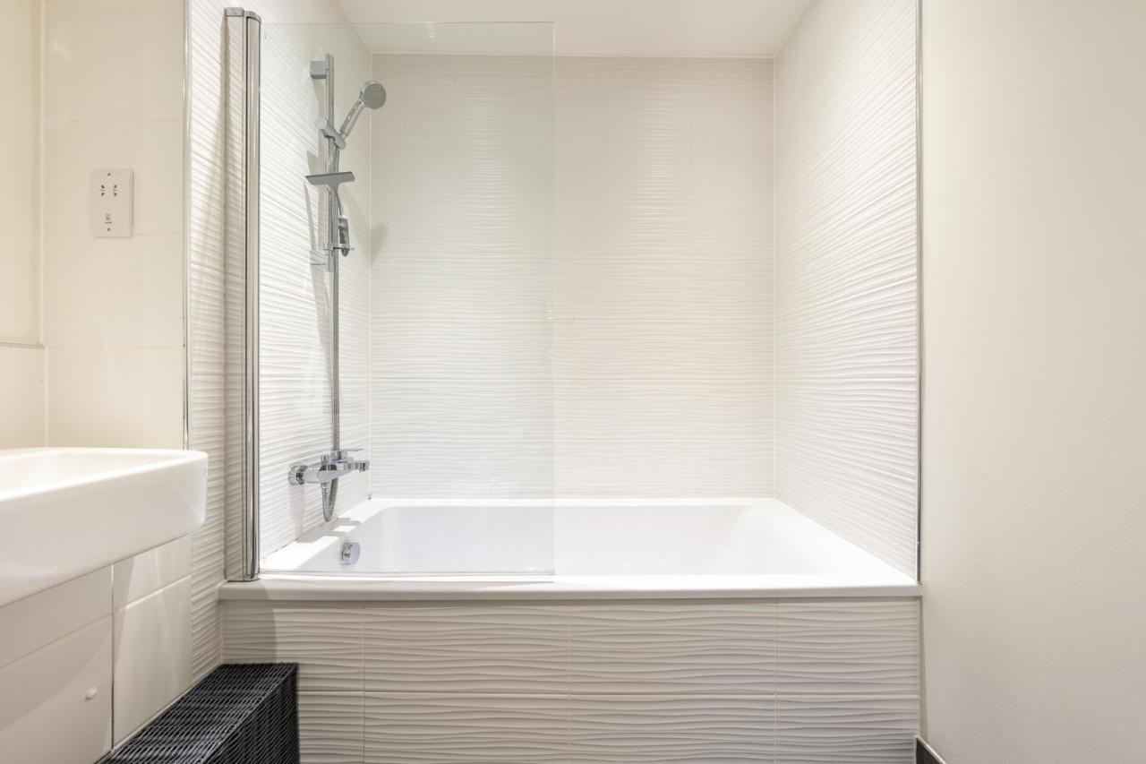 Luxury One Bedroom Serviced Apartment In The Heart Of Бедфорд Екстериор снимка