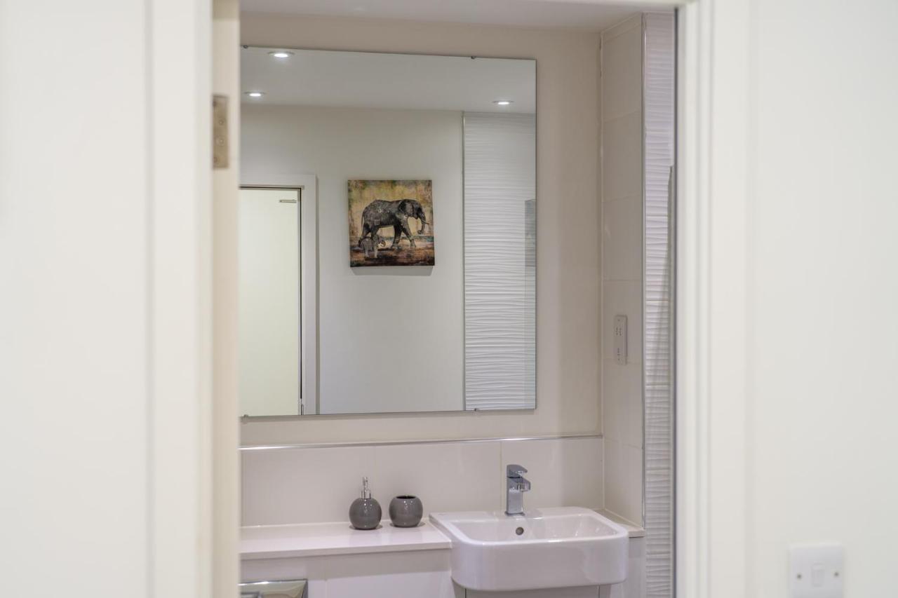 Luxury One Bedroom Serviced Apartment In The Heart Of Бедфорд Екстериор снимка