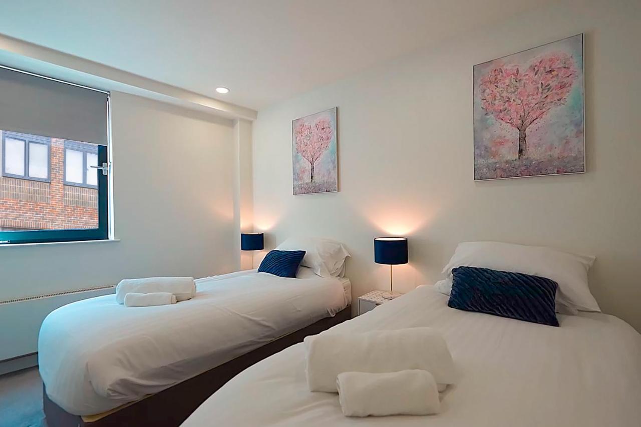 Luxury One Bedroom Serviced Apartment In The Heart Of Бедфорд Екстериор снимка